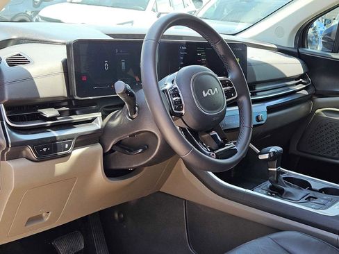 Used 2025 Kia Carnival FWD image 2