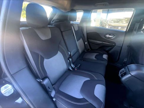 Used 2015 Jeep Cherokee Sport image 19