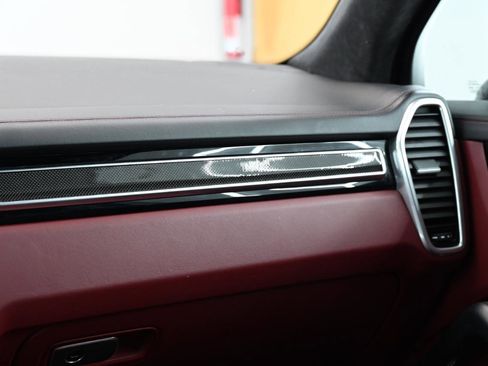 Used 2019 Porsche Cayenne Turbo w/ Sportdesign Package image 33