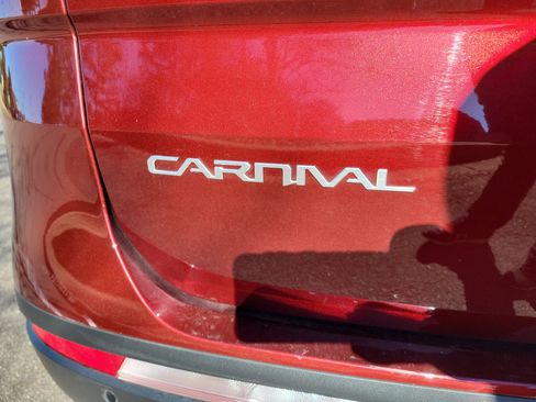 Used 2023 Kia Carnival LX image 32