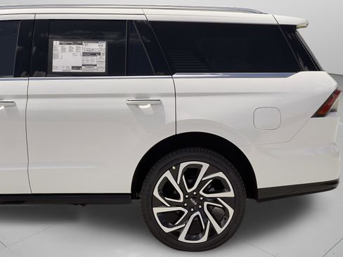 Used 2026 Lincoln Navigator Reserve image 32