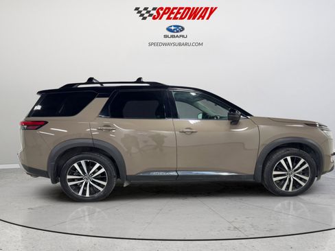 Used 2024 Nissan Pathfinder Platinum image 11