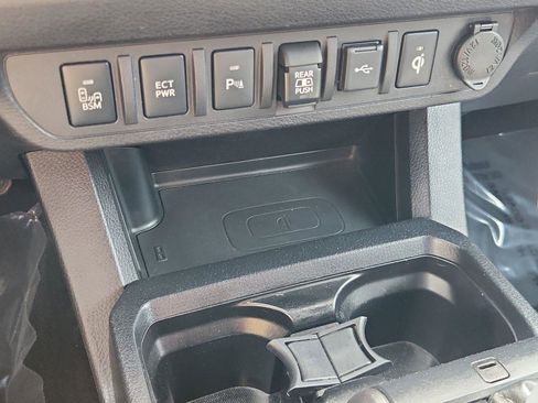 Used 2020 Toyota Tacoma TRD Sport w/ Technology Package AWD/4WD image 25