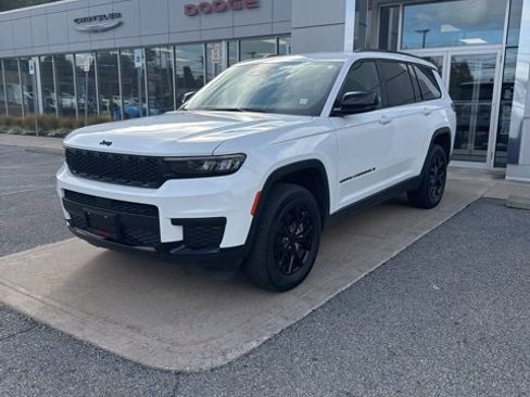 Certified 2024 Jeep Grand Cherokee L Laredo image 3