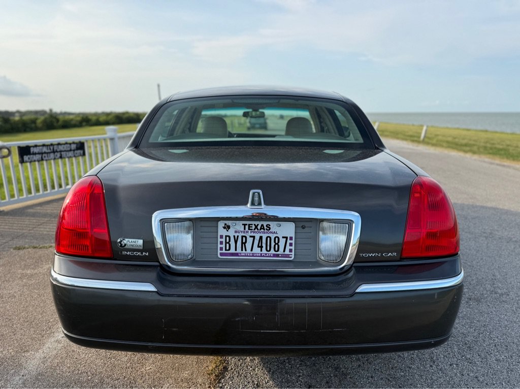 Used 2007 Lincoln Town Car Signature RWD image 6