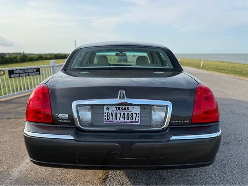 Used 2007 Lincoln Town Car Signature RWD image 6