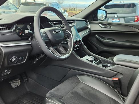 Used 2024 Jeep Grand Cherokee Altitude image 7