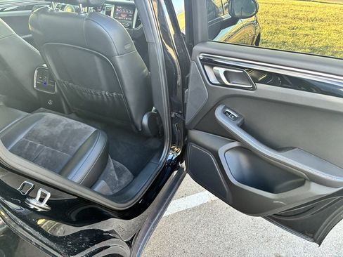 Used 2017 Porsche Macan w/ Driver Memory Package image 35
