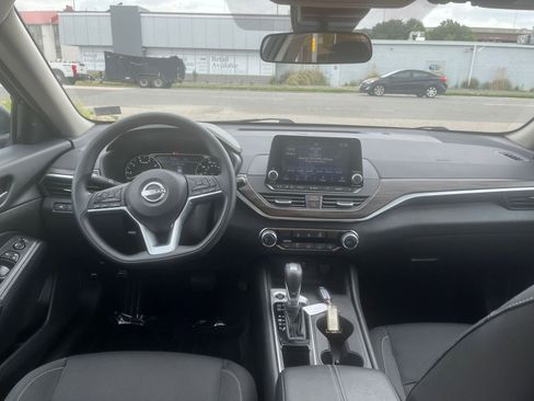 Used 2025 Nissan Altima 2.5 SV FWD image 33