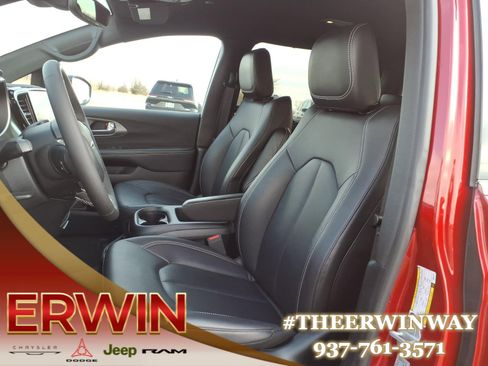 Certified 2025 Chrysler Pacifica Select image 12