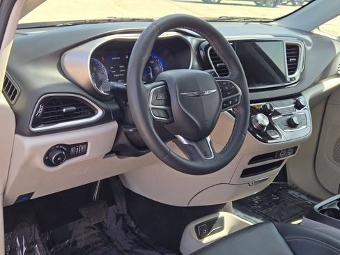 Used 2023 Chrysler Pacifica Touring-L FWD image 18