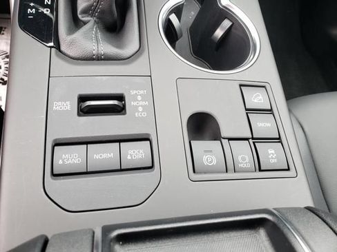 Used 2024 Toyota Highlander XLE AWD/4WD image 23