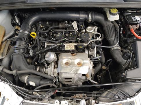 Used 2018 Ford Focus SE w/ SE Appearance Package image 30