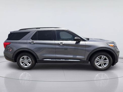 Used 2024 Ford Explorer XLT RWD image 4