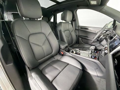 Certified 2026 Porsche Macan AWD/4WD image 28