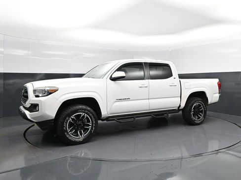 Used 2016 Toyota Tacoma SR5 w/ Towing Package image 3