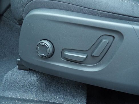 New 2025 Volvo XC40 B5 Plus w/ Climate Package image 9