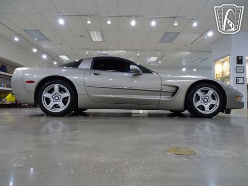 Used 1998 Chevrolet Corvette Coupe w/ Roof Pkg image 20