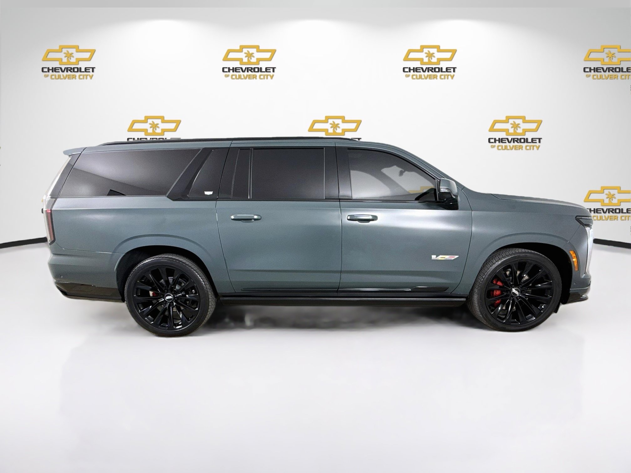 Used 2025 Cadillac Escalade ESV V w/ LPO, ONYX Package AWD/4WD image 9