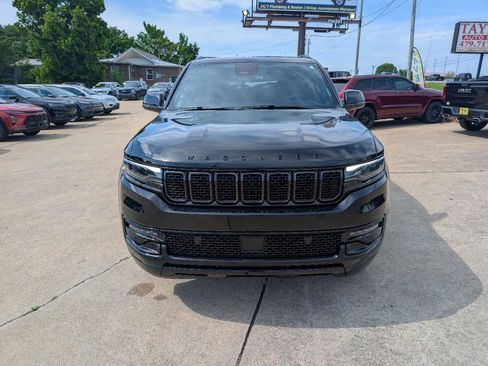 Used 2023 Jeep Wagoneer Series II RWD image 2