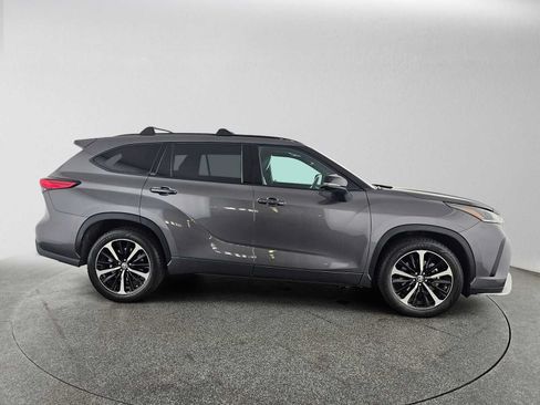 Used 2021 Toyota Highlander XSE FWD image 2