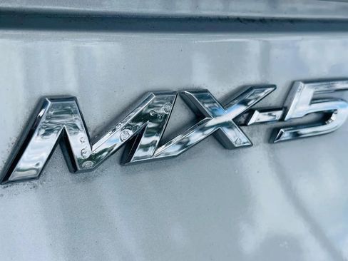 Used 2018 MAZDA MX-5 Miata Club RWD image 11