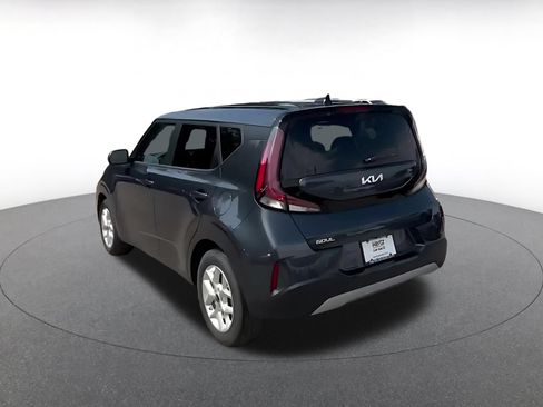 Used 2025 Kia Soul LX w/ LX Technology Package FWD image 11