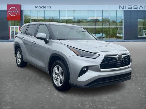 Used 2024 Toyota Highlander LE image 3