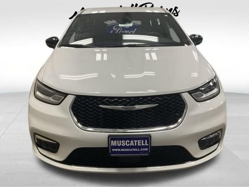 Used 2025 Chrysler Pacifica Select FWD image 2