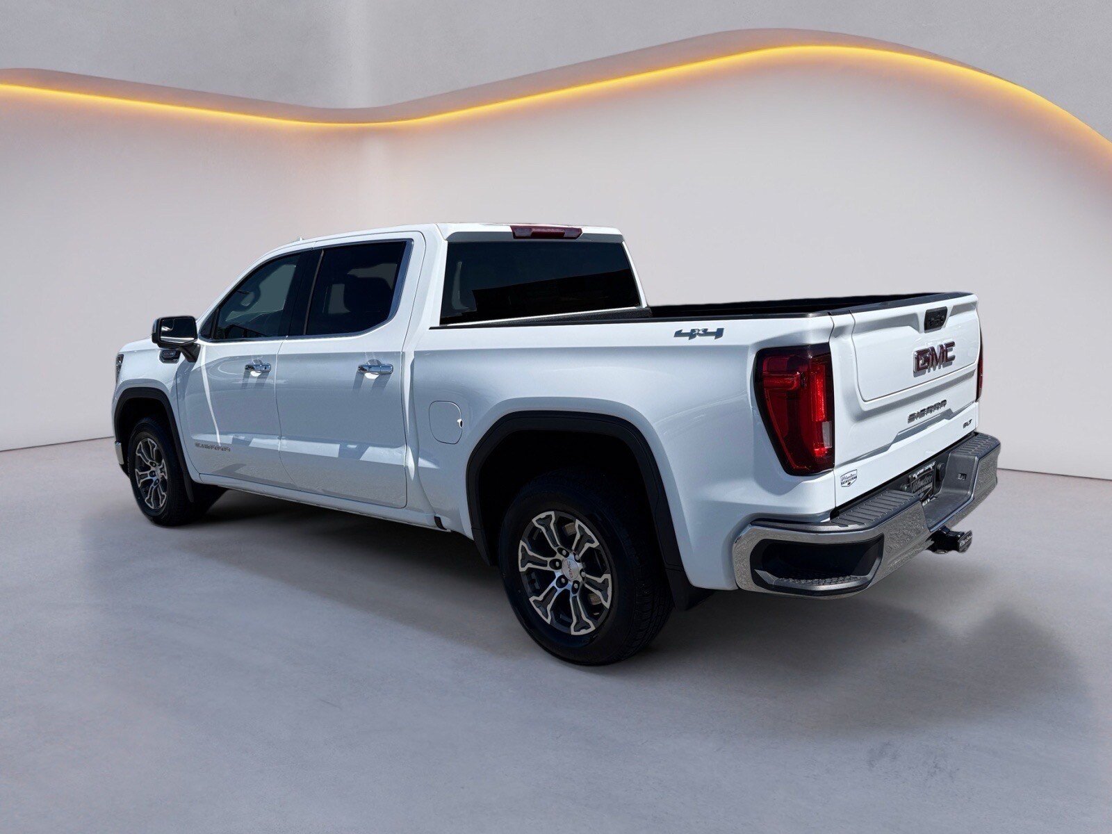 Used 2025 GMC Sierra 1500 SLT AWD/4WD image 5
