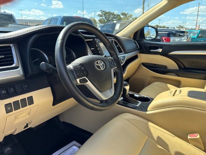 Used 2018 Toyota Highlander XLE FWD image 18