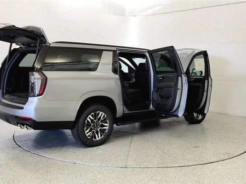 New 2026 Chevrolet Suburban Z71 w/ Comfort Package AWD/4WD image 12
