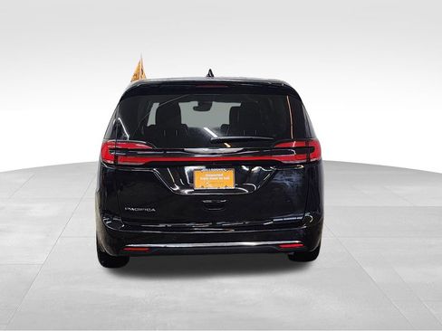 Used 2024 Chrysler Pacifica Touring-L FWD image 7