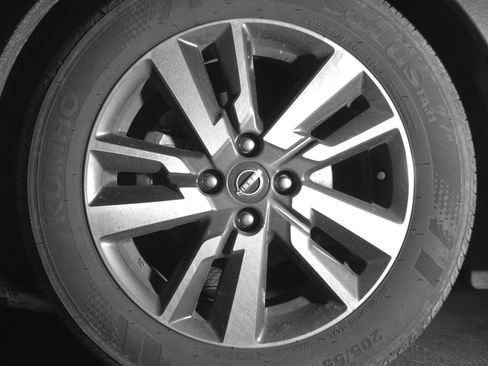 Used 2025 Nissan Versa SV FWD image 12
