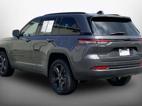 Used 2023 Jeep Grand Cherokee Limited w/ Black Appearance Package AWD/4WD image 6