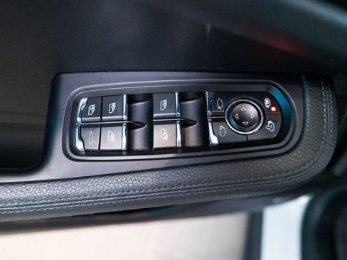 Certified 2020 Porsche Macan AWD/4WD image 17