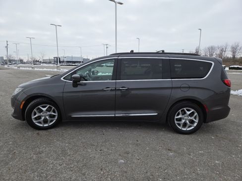Used 2017 Chrysler Pacifica Touring-L w/ Tire & Wheel Group image 12