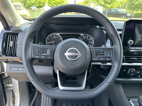 Used 2025 Nissan Pathfinder SV AWD/4WD image 12