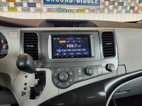 Used 2011 Toyota Sienna image 8