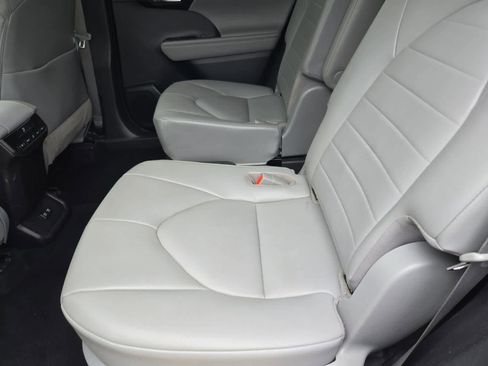 Used 2021 Toyota Highlander XLE FWD image 19
