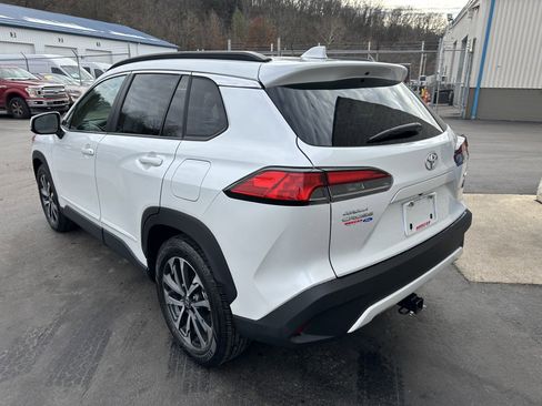 Used 2023 Toyota Corolla Cross XLE w/ Convenience Package image 5