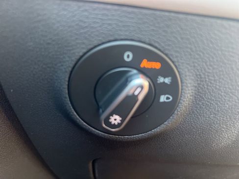 New 2025 Volkswagen Taos SE image 20