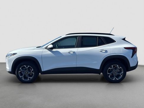 New 2026 Chevrolet Trax LT w/ LT Convenience Package FWD image 3