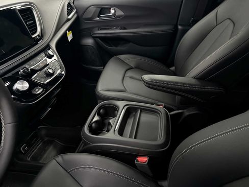 New 2027 Chrysler Pacifica Select FWD image 21