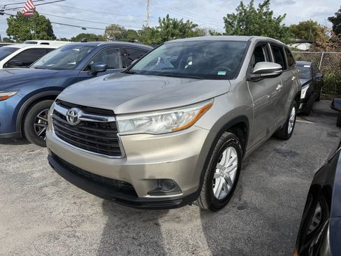Used 2015 Toyota Highlander LE image 2