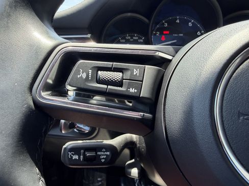 Certified 2023 Porsche Macan AWD/4WD image 32