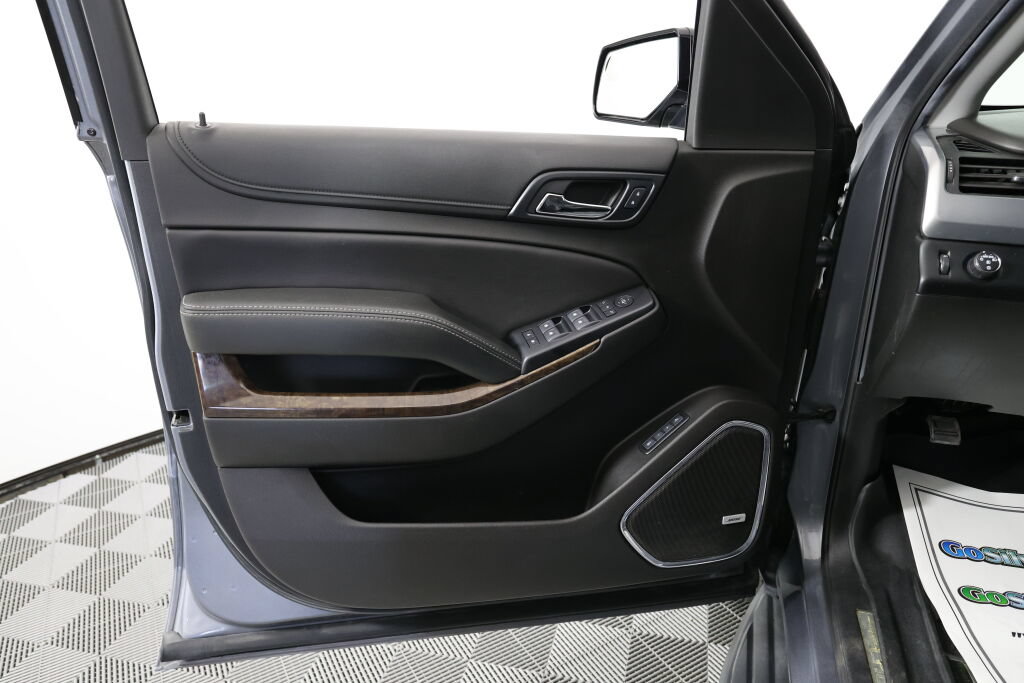 Used 2018 Chevrolet Suburban LT w/ Luxury Package RWD image 12