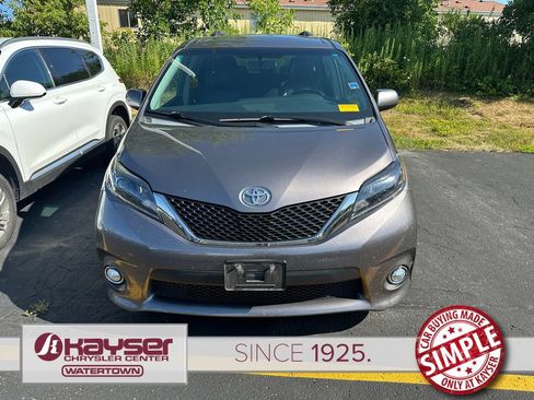 Used 2015 Toyota Sienna SE FWD image 7