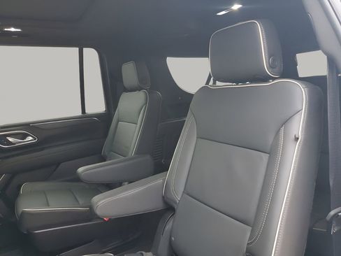 Used 2024 GMC Yukon XL SLT w/ SLT Luxury Package image 19