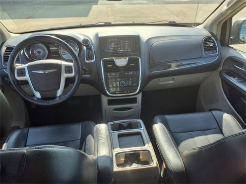 Used 2015 Chrysler Town & Country Touring-L w/ Driver Convenience Group image 5